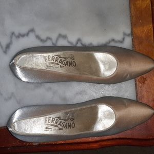 Salvatore Ferragamo sz 9AA satin heels gold